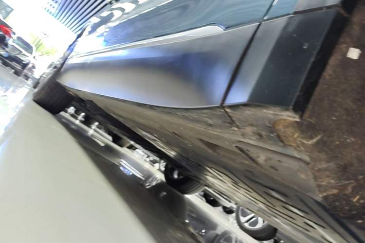 Used Nio ES8 2023 75 kWh Right Side Sill
