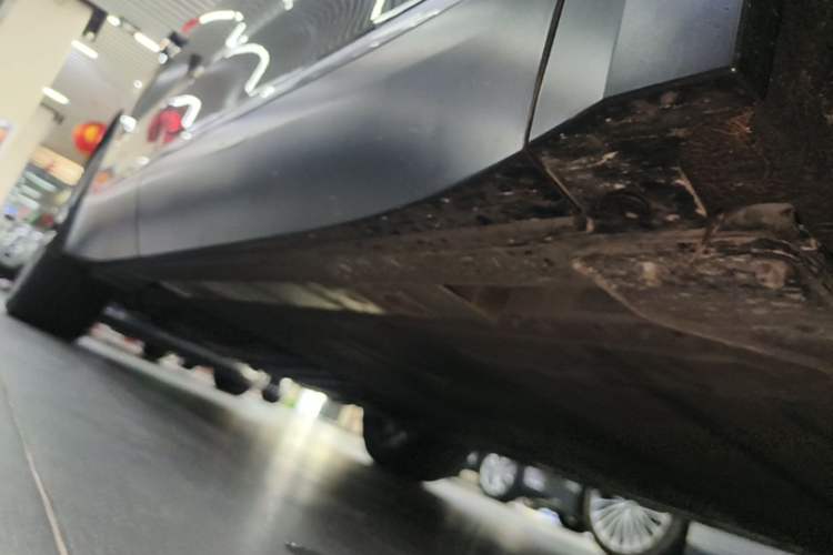 Used Nio ES8 2023 75 kWh Right Side Sill