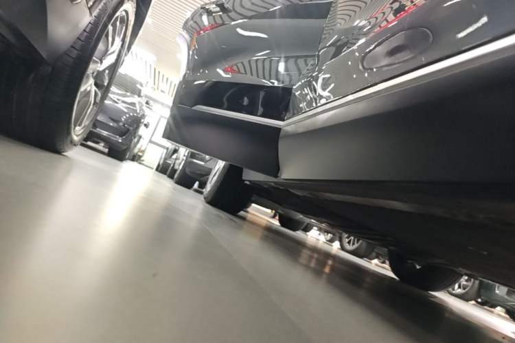 Used Nio ES8 2023 75 kWh Right Side Sill