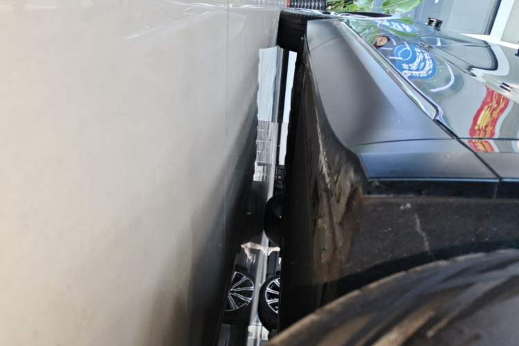 Used Nio ES8 2023 100kWh Signature Edition Right Side Sill