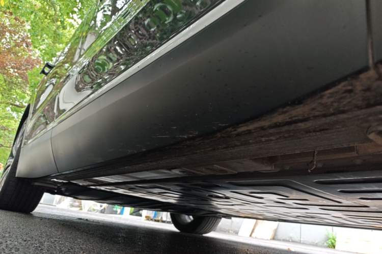 Used Nio ES8 2023 75 kWh Executive Edition Right Side Sill