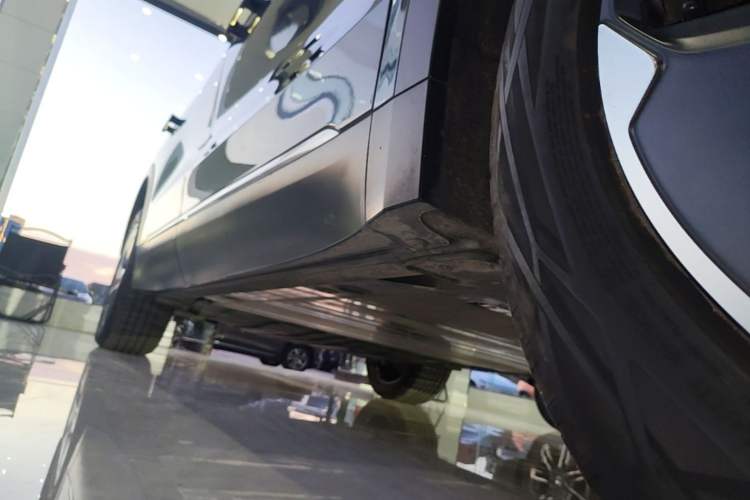 Used Nio ES8 2023 75 kWh Right Side Sill