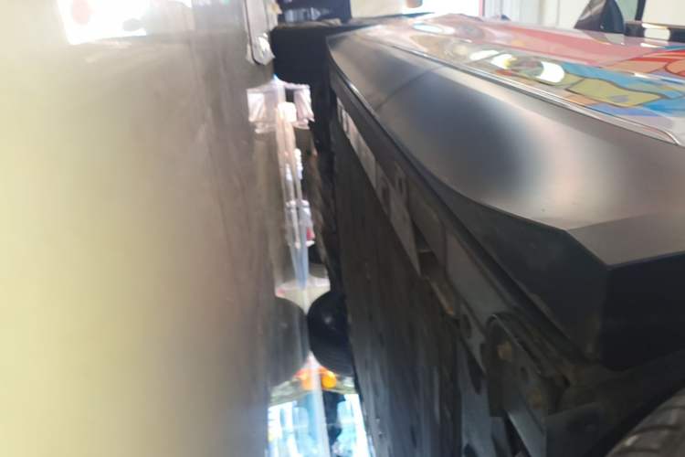 Used Nio ES8 2023 75 kWh Executive Edition Left Side Sill