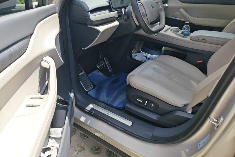 Used Nio ES8 2023 75 kWh Driver Seat