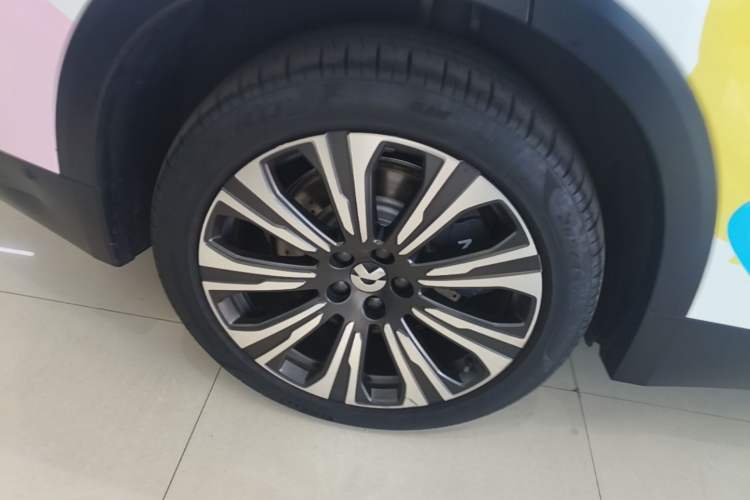 Used Nio ES8 2023 75 kWh Executive Edition Right Rear Wheel Hub