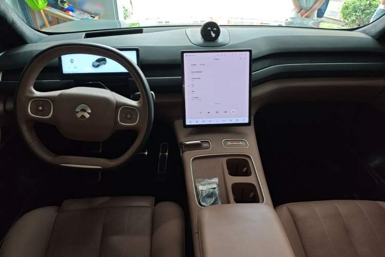 Used Nio ES8 2023 75 kWh Executive Edition Center Console