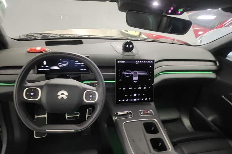 Used Nio ES8 2023 75 kWh Center Console