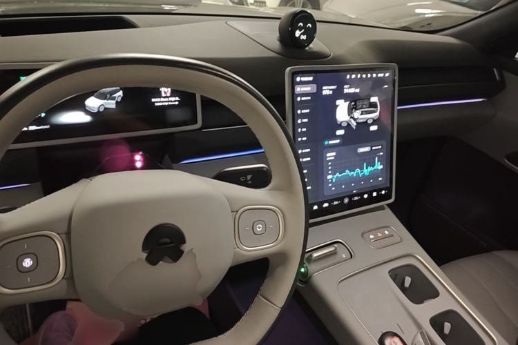 Used Nio ES8 2023 75 kWh Center Console