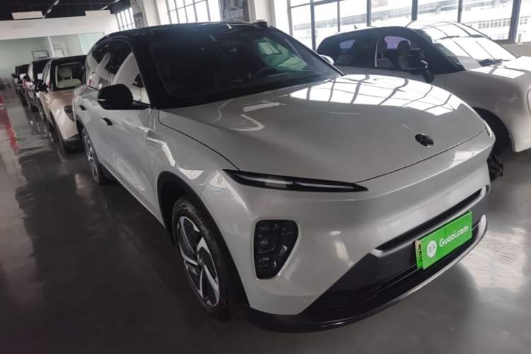 Used Nio ES8 2023 75 kWh Executive Edition Front Right 45 Deg