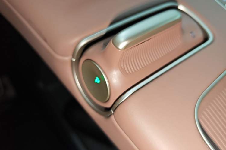 Used Nio ES8 2023 75 kWh Executive Edition Gear Lever