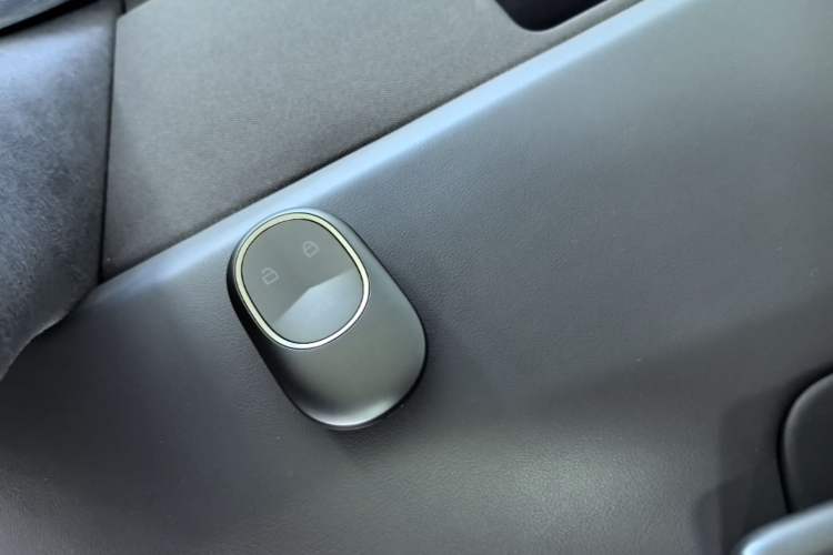 Used Nio ES8 2023 75 kWh Interior 1