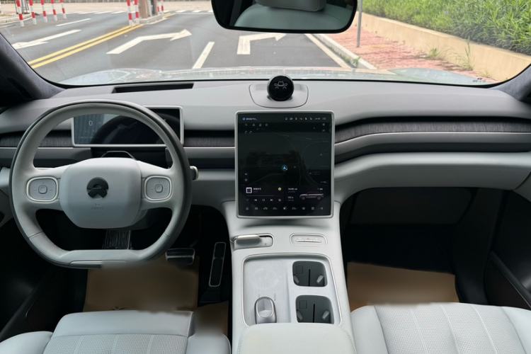 Used Nio ES8 2023 75 kWh Interior 2