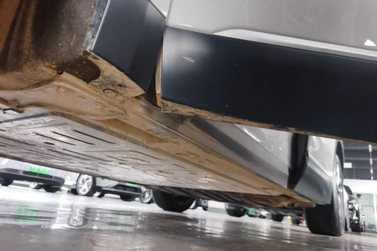 Used Nio ES8 2023 75 kWh Executive Edition Left Side Sill