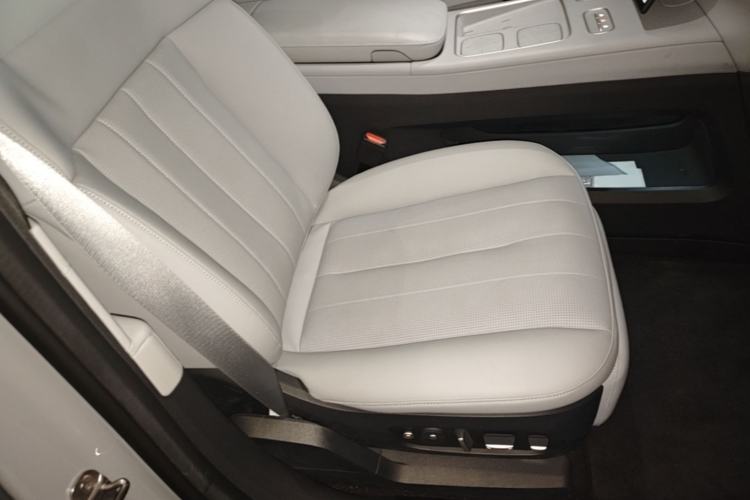 Used Nio ES8 2023 75 kWh Right Front Seat