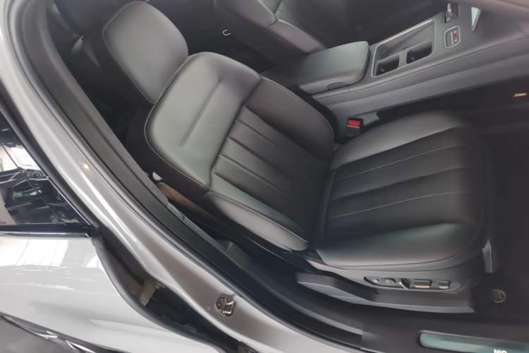 Used Nio ES8 2023 75 kWh Executive Edition Right Front Seat