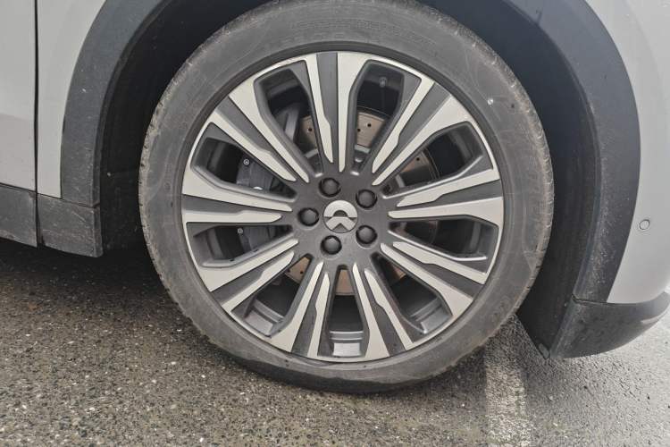 Used Nio ES8 2023 100kWh Executive Edition Right Front Wheel Hub