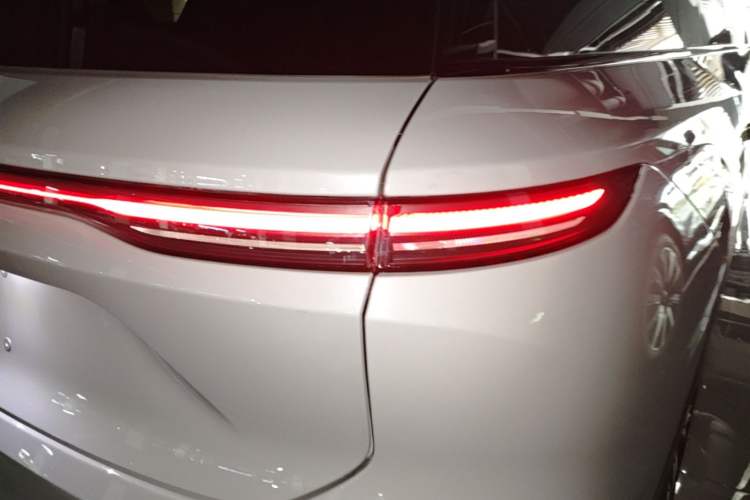 Used Nio ES8 2023 75 kWh Right Rear Taillight