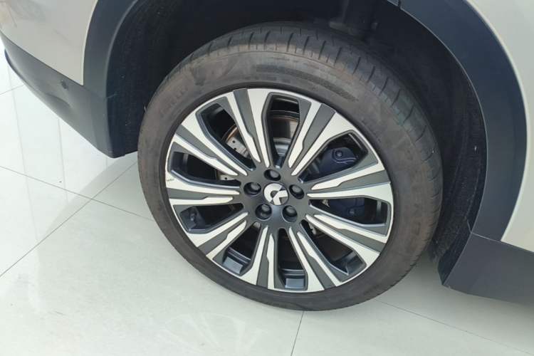 Used Nio ES8 2023 75 kWh Executive Edition Right Rear Wheel Hub