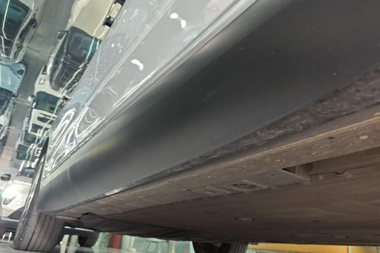 Used Nio ES8 2023 75 kWh Executive Edition Right Side Sill