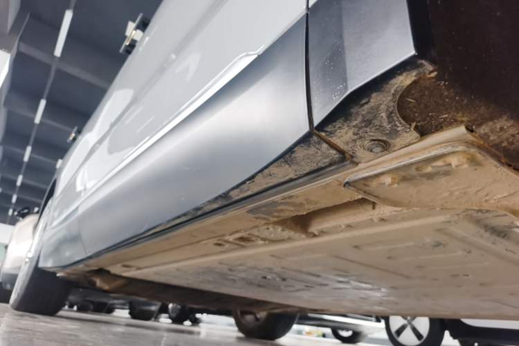 Used Nio ES8 2023 75 kWh Executive Edition Right Side Sill