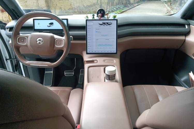 Used Nio ES8 2023 75 kWh Center Console