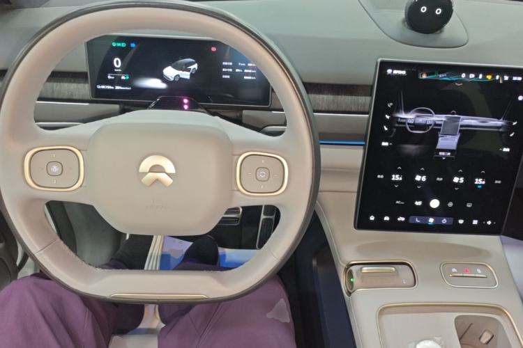 Used Nio ES8 2023 75 kWh Center Console