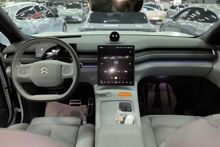 Used Nio ES8 2023 75 kWh Center Console