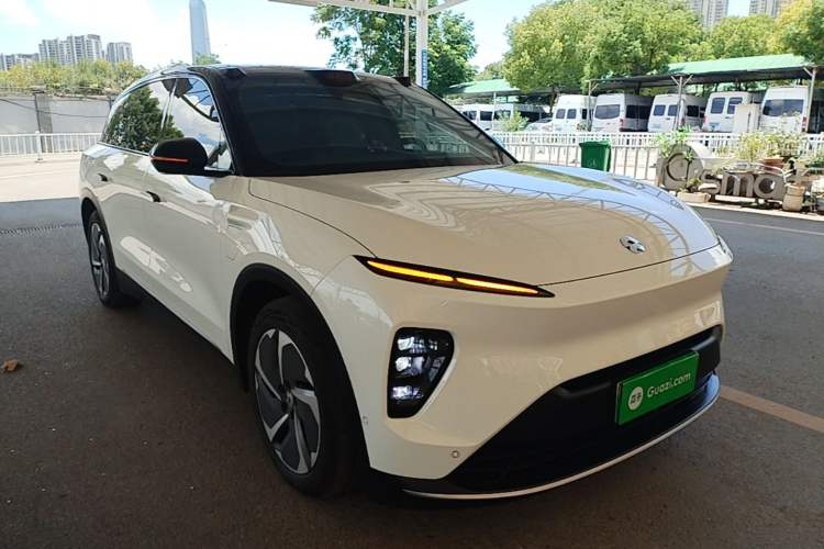 Used Nio ES8 2023 75 kWh Executive Edition Front Right 45 Deg
