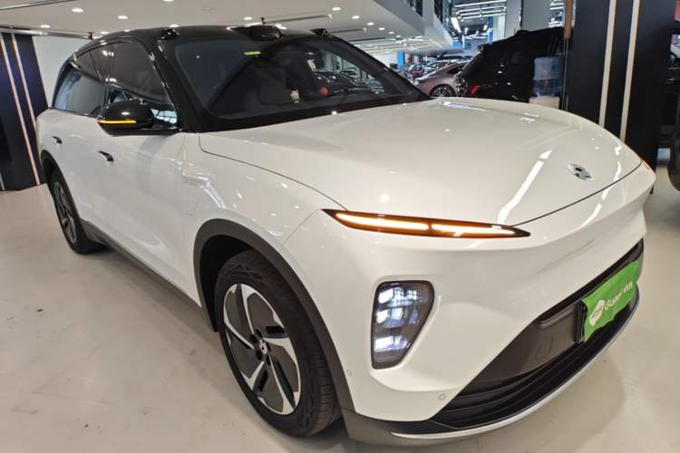 Used Nio ES8 2023 75 kWh Executive Edition Front Right 45 Deg