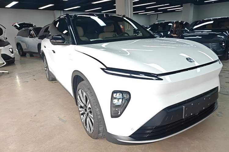 Used Nio ES8 2023 75 kWh Executive Edition Front Right 45 Deg