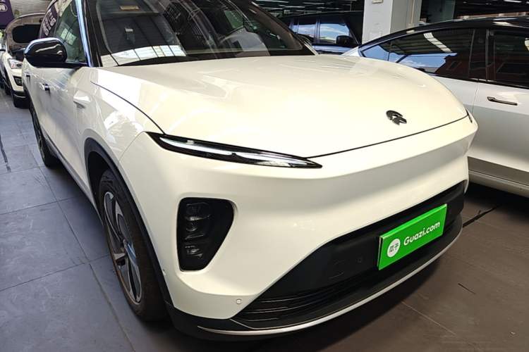 Used Nio ES8 2023 75 kWh Front Right 45 Deg