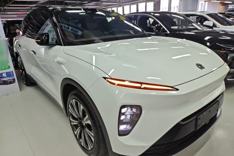 Used Nio ES8 2023 75 kWh Executive Edition Front Right 45 Deg