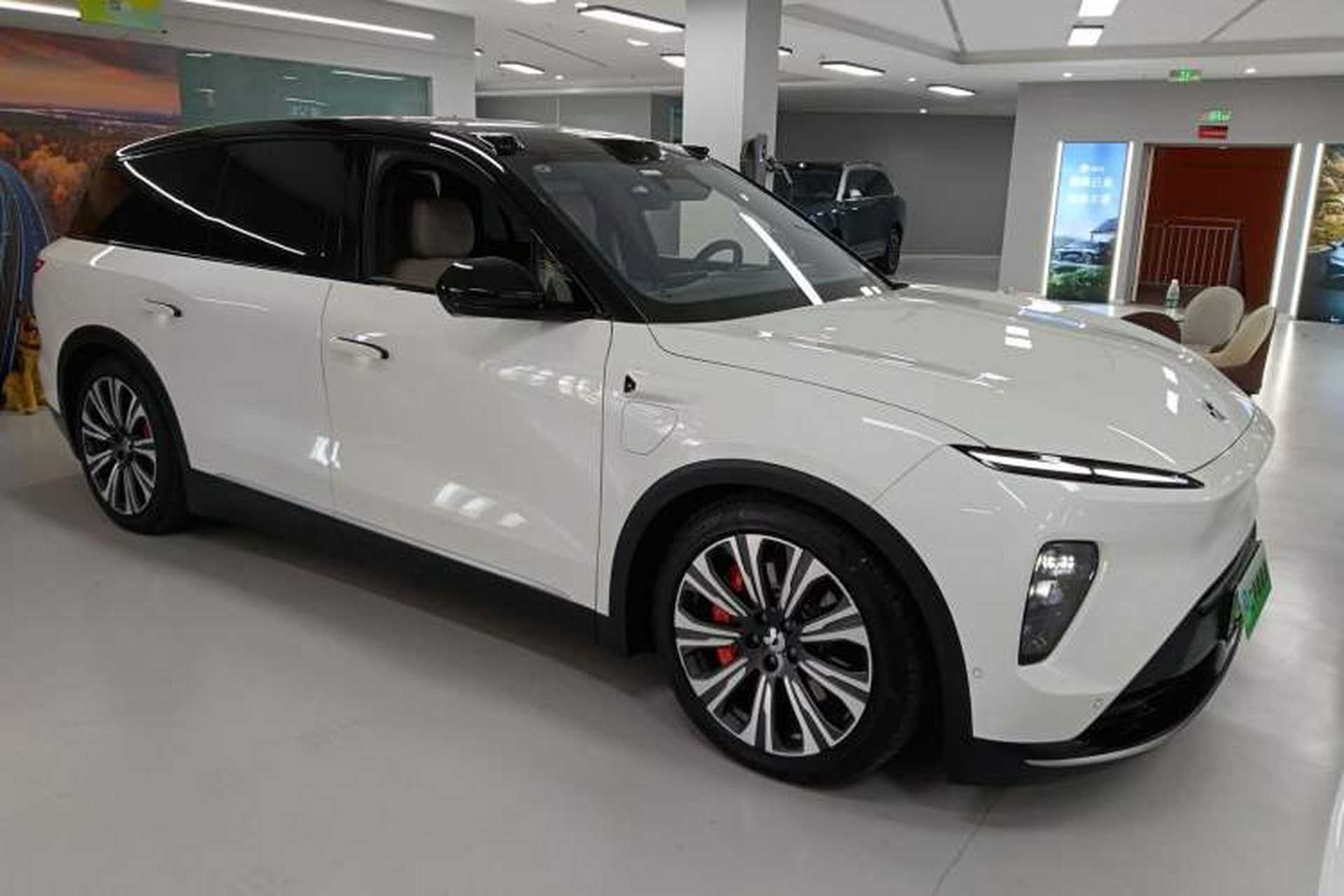 Used Nio ES8 2023 75 kWh Front Right 45 Deg