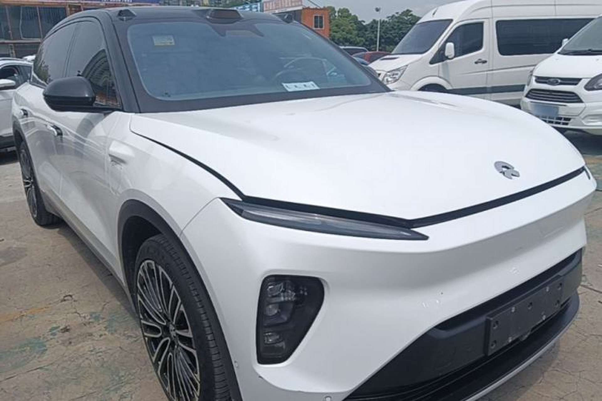 Used Nio ES8 2023 75 kWh Executive Edition Front Right 45 Deg