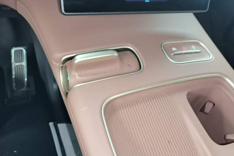 Used Nio ES8 2023 75 kWh Executive Edition Gear Lever