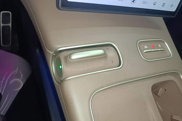 Used Nio ES8 2023 75 kWh Executive Edition Gear Lever