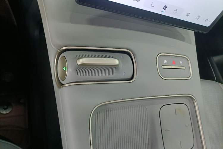 Used Nio ES8 2023 100kWh Signature Edition Gear Lever