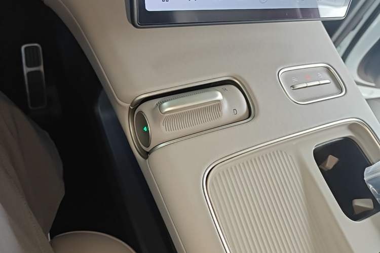 Used Nio ES8 2023 75 kWh Executive Edition Gear Lever