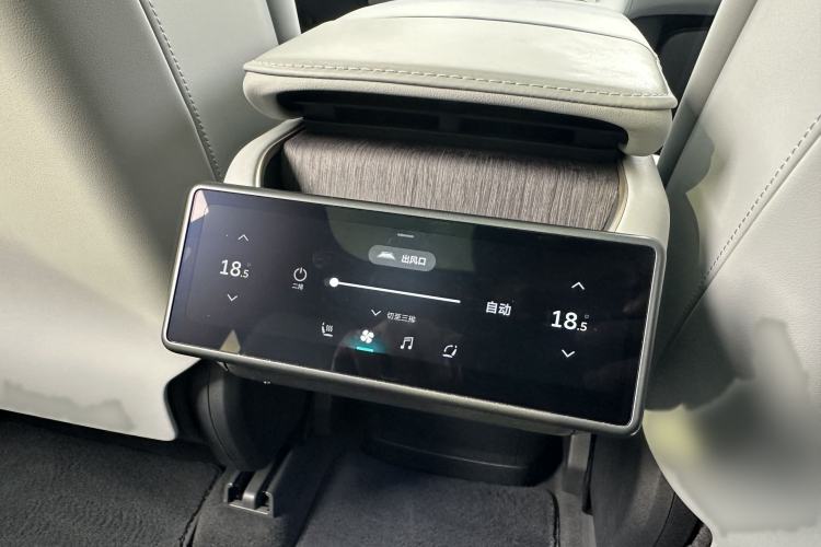 Used Nio ES8 2023 75 kWh Interior 12