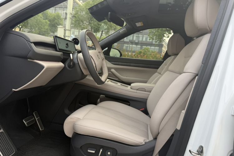 Used Nio ES8 2023 75 kWh Executive Edition Interior 4
