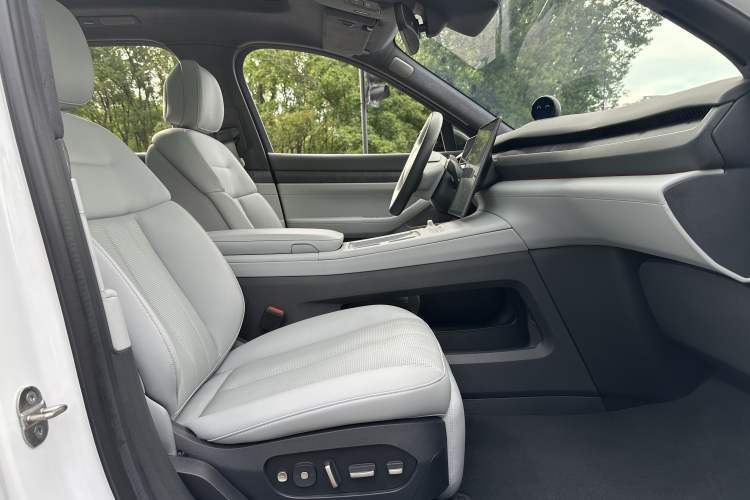 Used Nio ES8 2023 75 kWh Interior 5