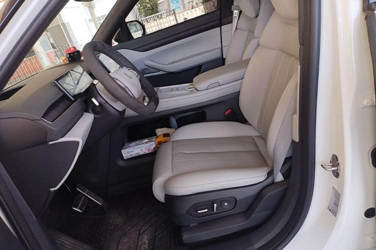Used Nio ES8 2023 75 kWh Executive Edition Left Front Seat