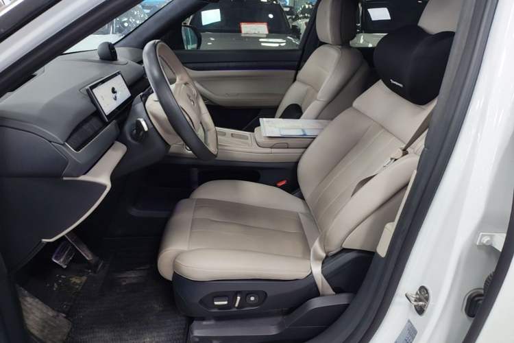 Used Nio ES8 2023 75 kWh Left Front Seat