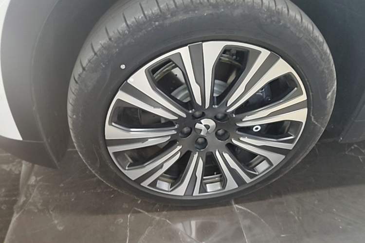 Used Nio ES8 2023 75 kWh Left Front Wheel Hub
