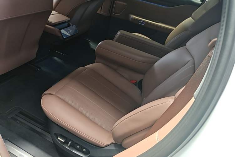 Used Nio ES8 2023 75 kWh Left Rear Seat
