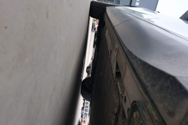 Used Nio ES8 2023 75 kWh Executive Edition Left Side Sill