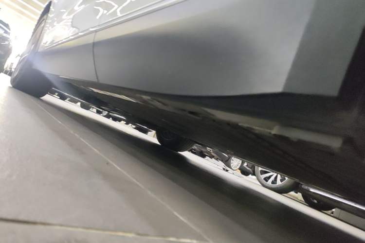 Used Nio ES8 2023 75 kWh Executive Edition Left Side Sill