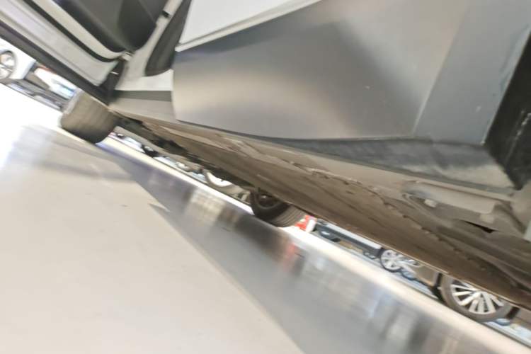 Used Nio ES8 2023 75 kWh Executive Edition Left Side Sill