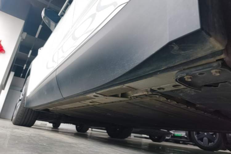 Used Nio ES8 2023 75 kWh Left Side Sill