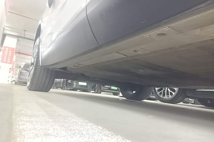 Used Nio ES8 2023 75 kWh Executive Edition Left Side Sill